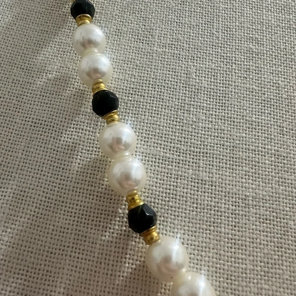 Glass Pearl & Black Faceted Beaded Necklace — Classic Gold Tone Vintage 28” - Picture 3 of 5